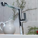 robinet incliné sur la vasque