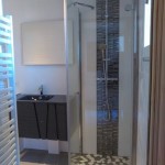 rénovation petite salle de bain avec galets marbre noir et blanc pour douche à l'italienne La Plagne