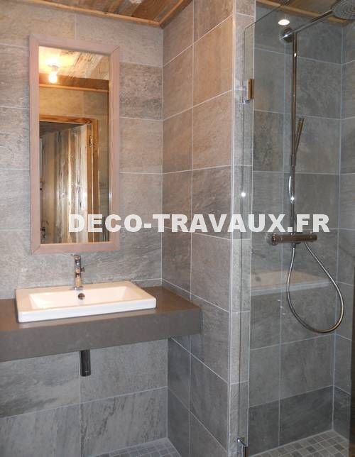 création et salle de bains avec douche receveur lavabo pierre de savoie CRIS BTP.