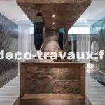 vente-savoie-revetements-sol-et-mur-pierre-et-verre-lavabo-avec-vasque-robinet-et-luminaires-cris-btp-deco-travaux-fr