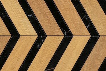 Magasin carrelage Moutiers mélange bois naturel et marbre noir mosaique marqueterie précoupé au laser avec trame prête à col