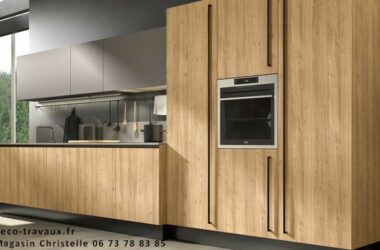 cuisine bois ou imitation bois naturel et façades grises en PET mat anti-salissure Magasin Christelle cuisiniste Moutiers