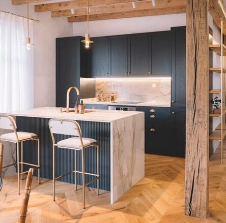 cuisine en bois laqué bleu foncé moderne ou HPL, avec plan de travail et crédence céramique marbre blanc veinage marron gris brillant