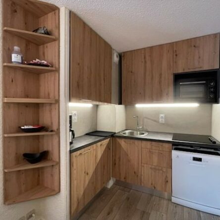 cuisine imitation bois anti salissure avec grands meubles et meuble d'angle suspendu niche pour four Magasin Christelle cuisiniste La Plagne