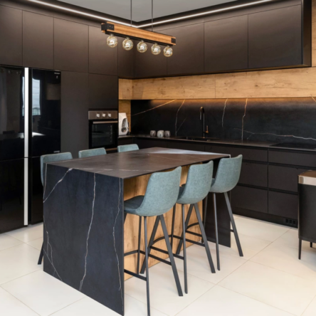 cuisine peu salissante en noir mat avec plan de travail, crédence céramique marbre noir moderne cuisiniste Méribel Courchevel