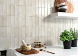 Magasin Moutiers carrelage faïence blanc beige ou rosé brillant allongé nuancé type métro ou carré moderne