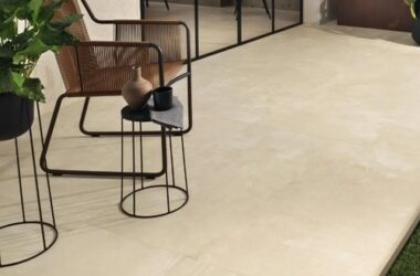 magasin carrelage effet béton nuancé beige clair moderne grand format de 1.50 par 0.75 m