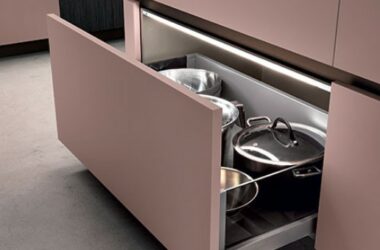 cuisine façade 22 mm en résine rose gris anti-trace de doigt, tiroir métal et vitré éclairage led intégré