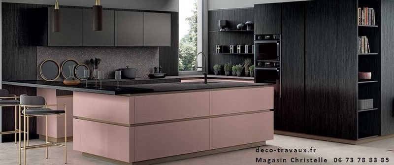 cuisine meubles hauts en verre gris mat, plan de travail et crédence noir pointé rose HPL, snack bois noir carbone. Façades 22 mm en résine rose à gorges en métal doré et type bois noir