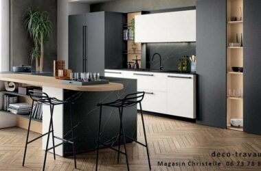 Meuble cuisine ouverts en bois ou imitation et en métal laqué mélangés à meubles fermés pour ambiance moderne chaleureuse