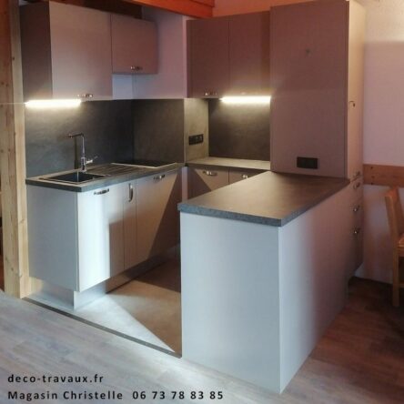 cuisine Vallandry résine structure et façade 22 mm beige marron, crédence céramique pierre noire, plan HPL 4 pierre noire, évier résine noire, robinet haut tournant